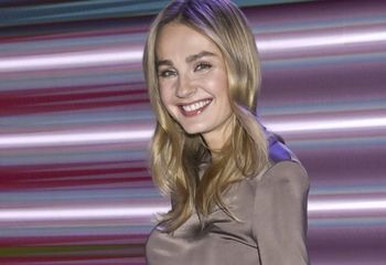 Nosi zamiast klasycznego trencza. Nie ma modniejszej kurtki na wiosnę