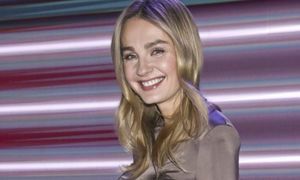 Nosi zamiast klasycznego trencza. Nie ma modniejszej kurtki na wiosnę