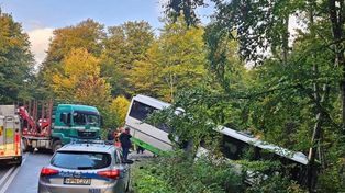 Leśniewo: Po zderzeniu z ciężarówką autobus z 50 pasażerami wjechał do rowu. Trzy osoby odniosły obrażenia