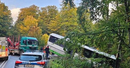 Leśniewo: Po zderzeniu z ciężarówką autobus z 50 pasażerami wjechał do rowu. Trzy osoby odniosły obrażenia