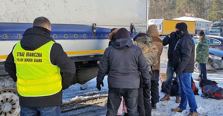 Mazowieckie. Zatrzymano 11 Afgańczyków. Ukryli się w naczepie TIR-a