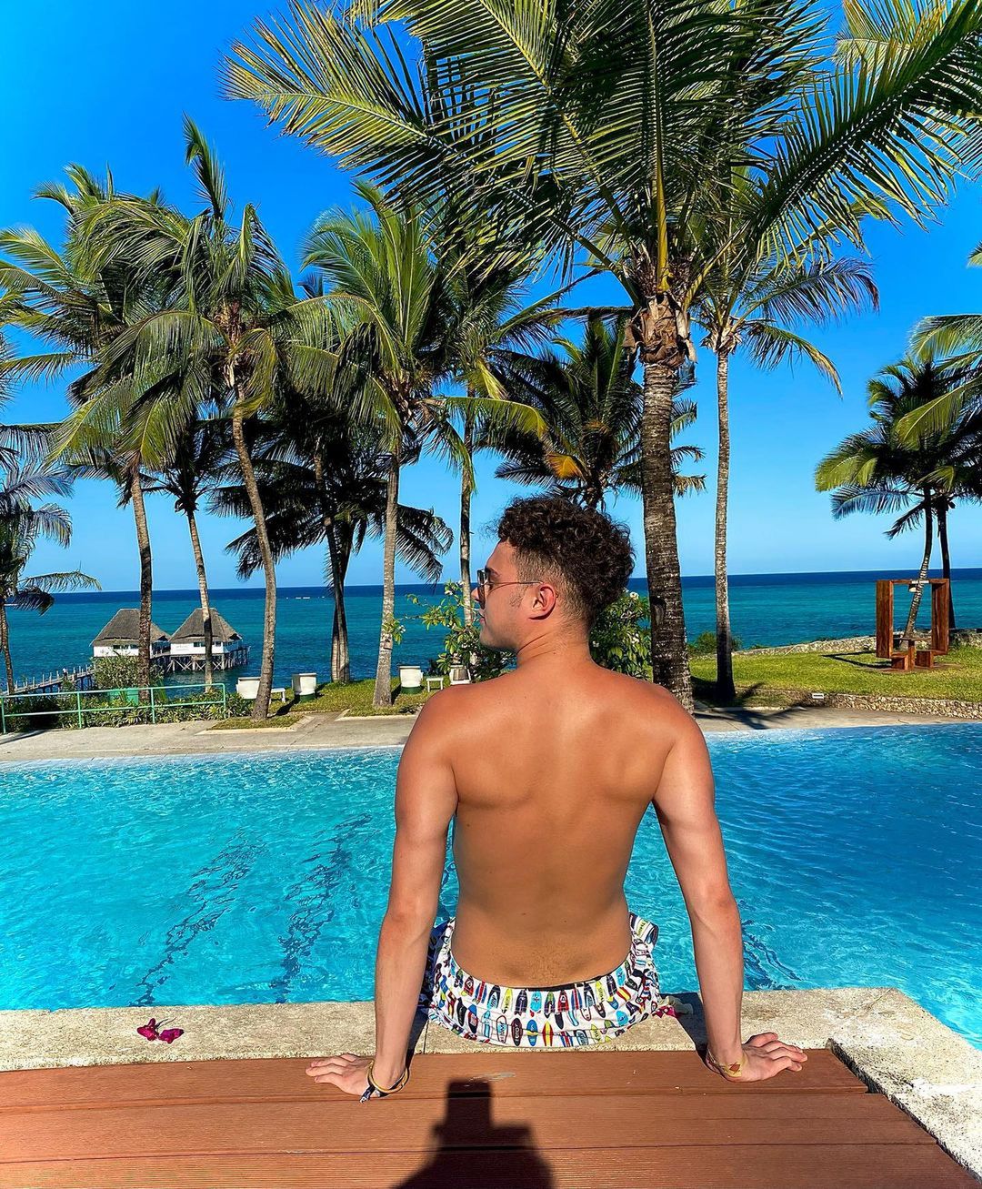 Adam Zdrójkowski pręży mięśnie. Fot. Instagram