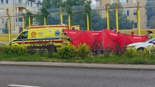Warszawa: Wypadek na ul. Rosoła. Auto wbiło się w ekran dźwiękochłonny