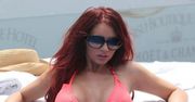 Amy Childs: sztuczne piersi rozlewają sie na boki!