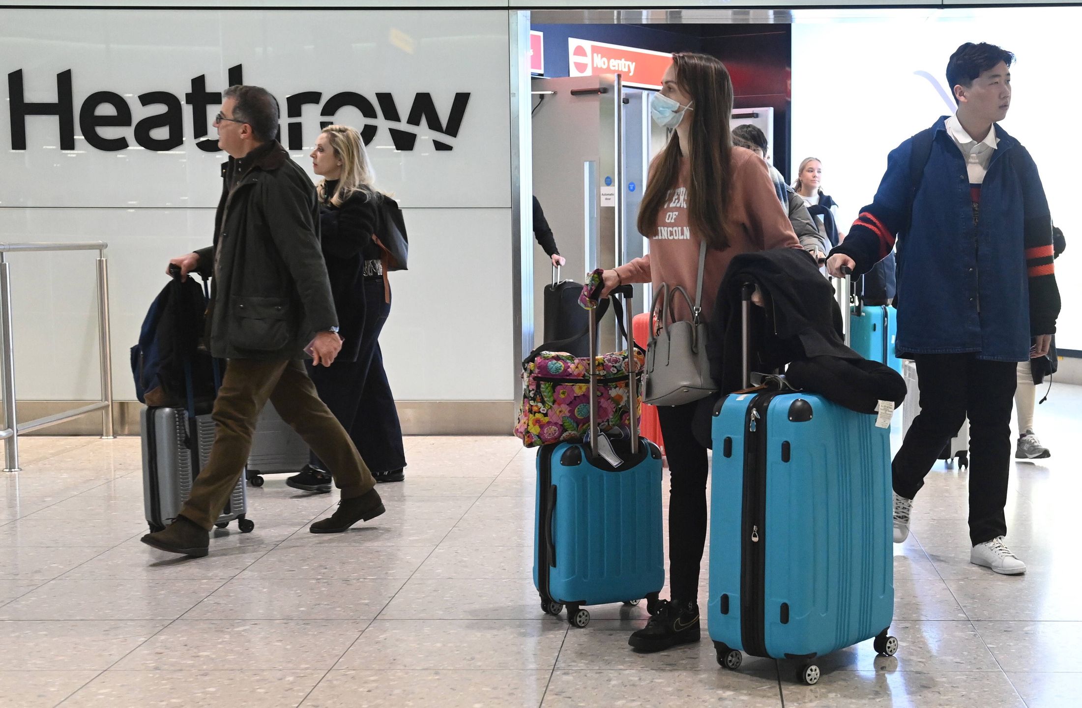 UK introduce Covid-19 restrictions on arrivals from China
epa10390387 Travellers arrive at Heathrow Airport in London, Britain, 05 December 2023. From 05 January 2023, people traveling from China to the UK will need to show a negative Covid-19 test taken no more than two days prior to departure.  EPA/Neil Hall 
Dostawca: PAP/EPA.
Neil Hall