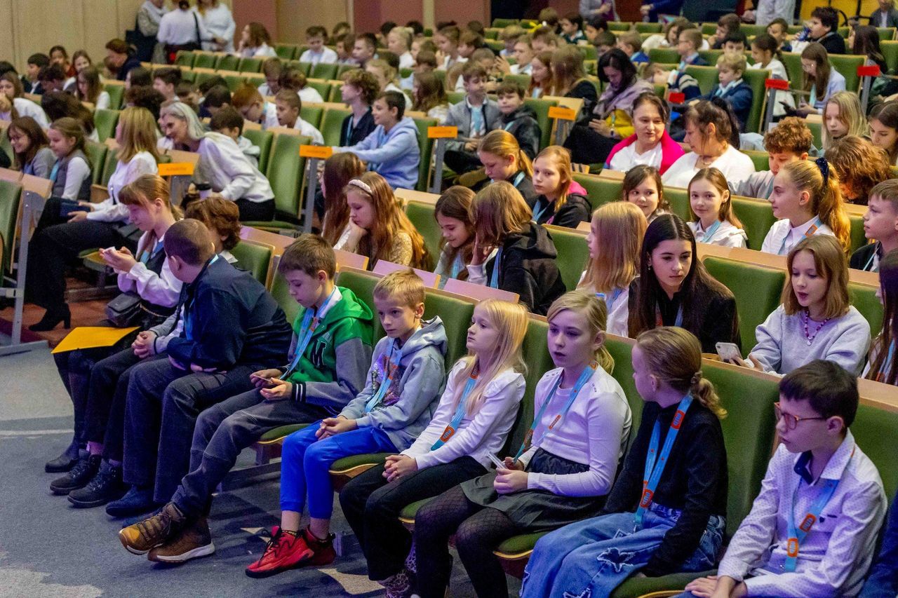 Podlaski Uniwersytet Dziecięcy 2025/2026. Uroczysta inauguracja w Auli Wydziału Elektrycznego Politechniki Białostockiej. Po raz siedemnasty