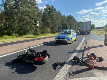 Wypadek na DK11 w Podgajach. Zderzenie osobówki z motocyklem
