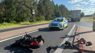 Wypadek na DK11 w Podgajach. Zderzenie osobówki z motocyklem