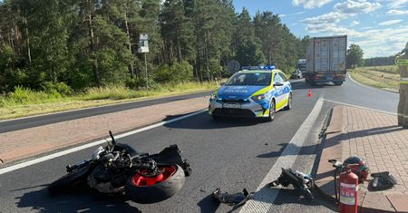 Wypadek na DK11 w Podgajach. Zderzenie osobówki z motocyklem - AKTUALIZACJA