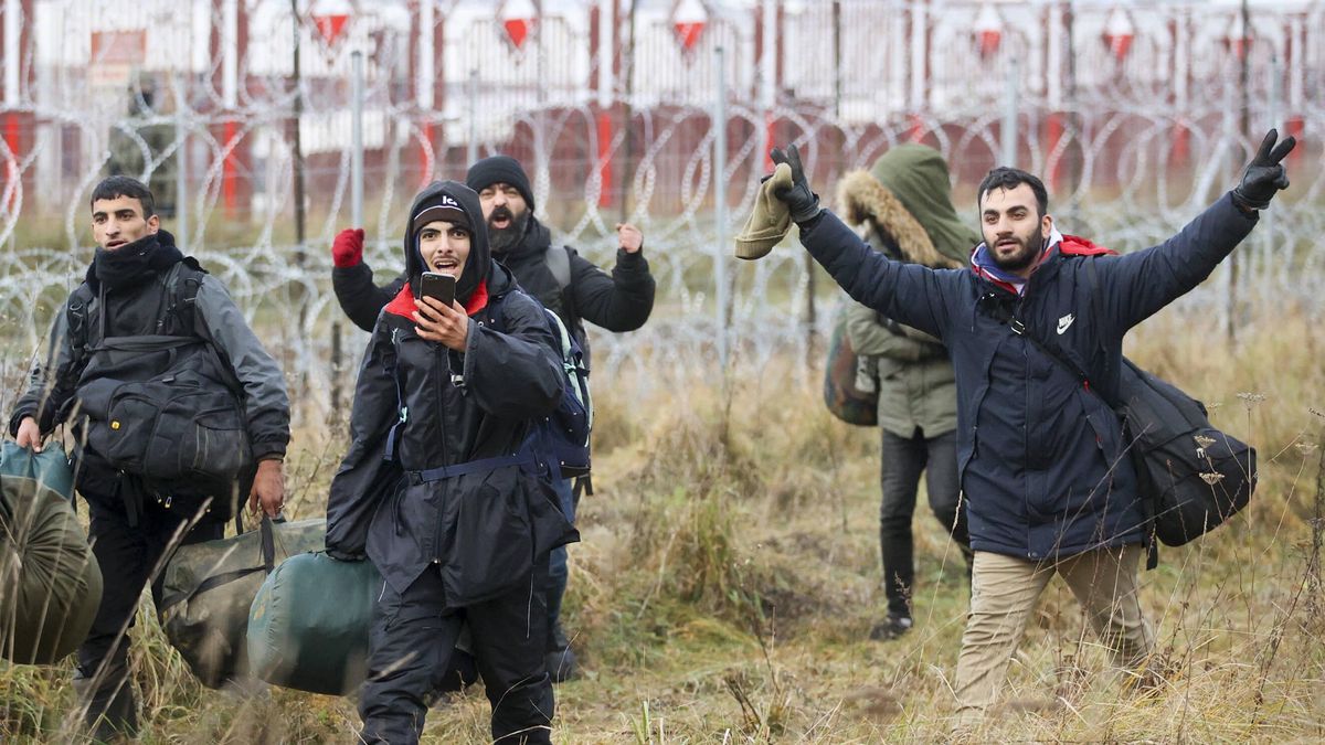 Niemcy dementują, że organizują autobusy, które mają zabrać migrantów z białorusko-polskiej granicy. Podkreślają, że to niebezpieczna plotka. 