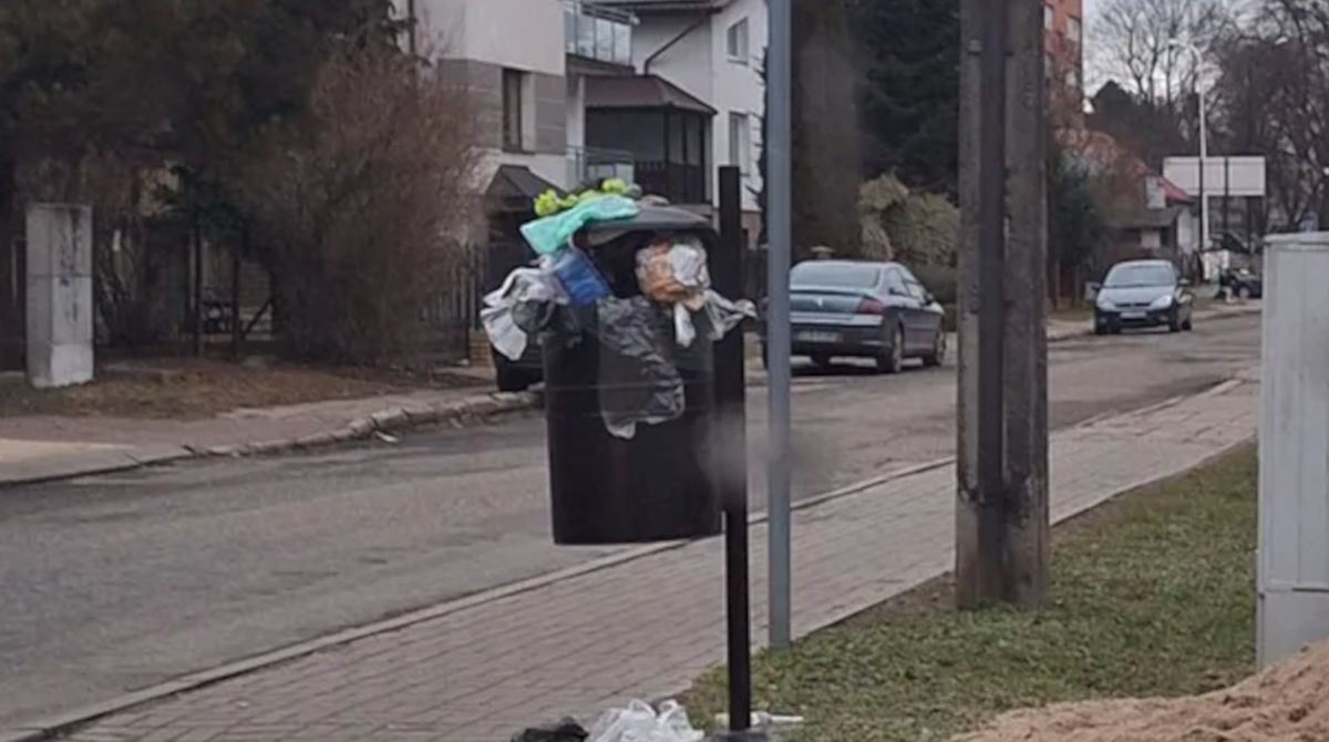 Przepełniony śmietnik w Lublinie.