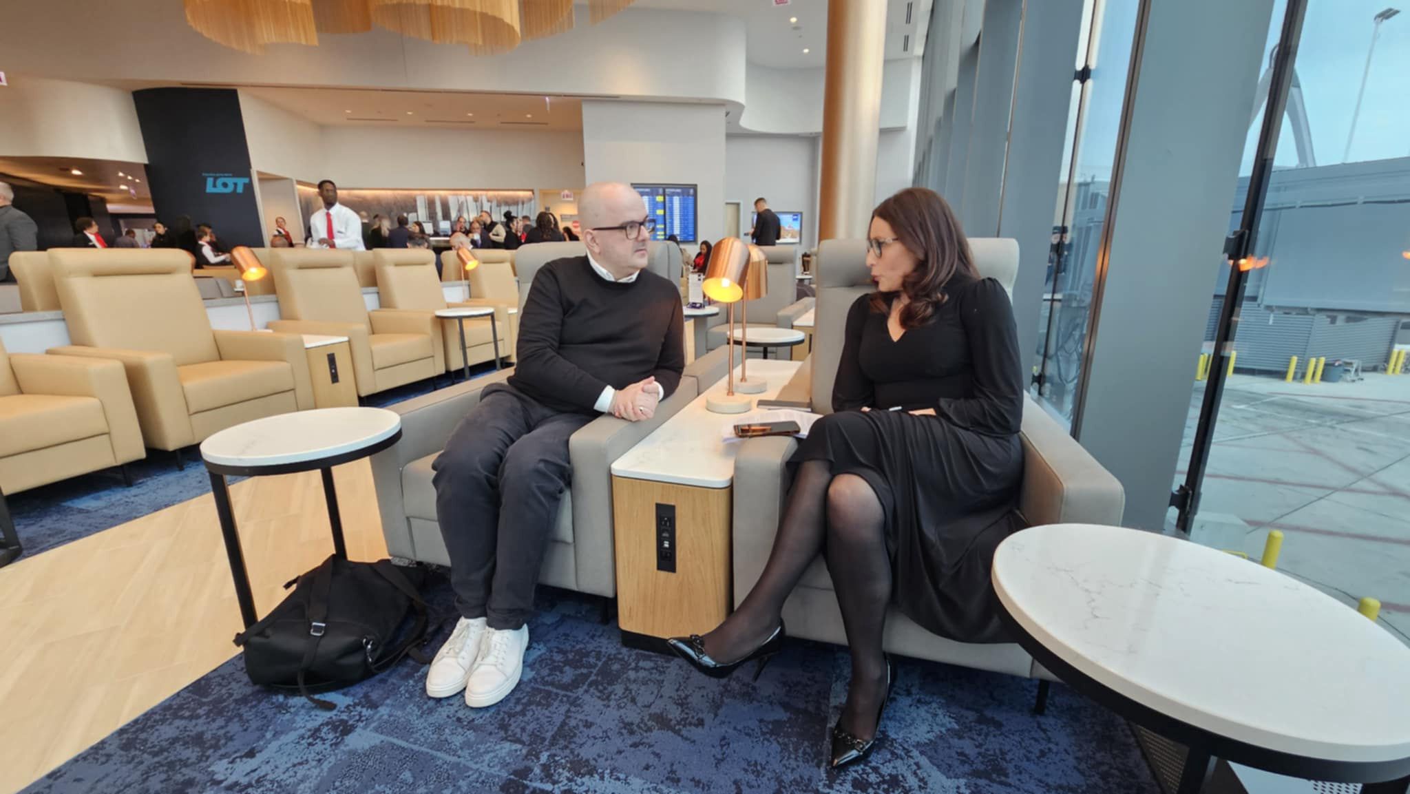 Autor w rozmowie z Dorotą Dmuchowską w nowym business lounge'u LOT-u w Chicago