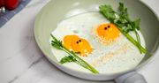 Tak podane jajka skuszą nawet niejadka. Prosty patent na urozmaicenie śniadania