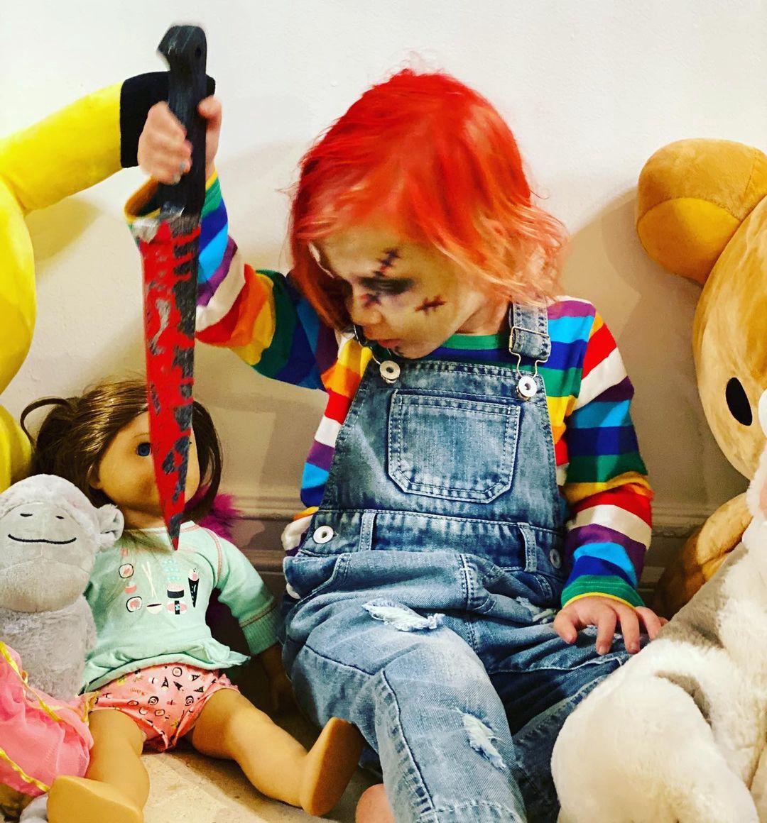 Chcąc "wesprzeć" grającą w horrorze koleżankę, Tori Spelling obfotografowała synka odtwarzającego postać laleczki Chucky