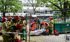 Groźny wypadek w Warszawie. Zerwała się platforma z robotnikami