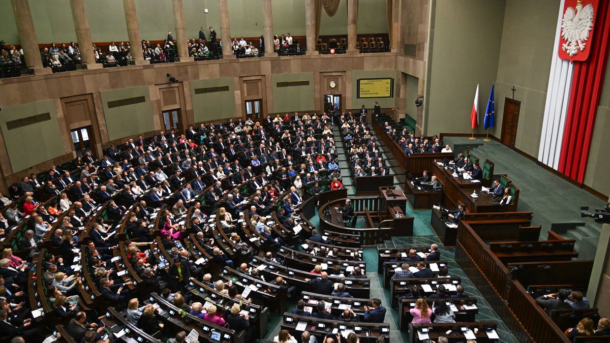 Warszawa, 12.04.2024. Posłowie na sali obrad Sejmu w Warszawie, 12 bm. Sejm będzie głosował nad czterema projektami dot. przepisów aborcyjnych, które złożyły: KO, Lewica i Trzecia Droga. (jm) PAP/Radek Pietruszka
