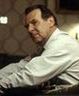 Tom Wilkinson śledzi Jaia Courtneya