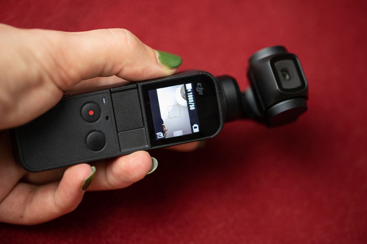 DJI Osmo Pocket z łatwością mieści się w dłoni