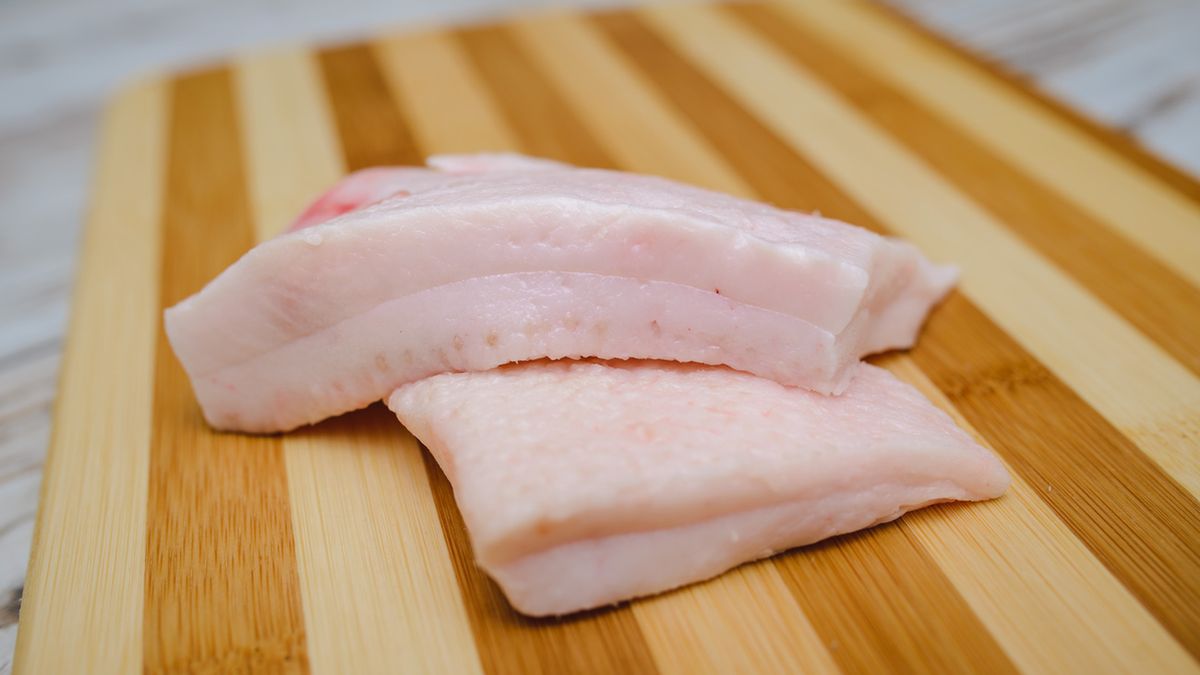 Słonina to część podskórna świni, na którą składa się praktycznie tylko tkanka tłuszczowa.