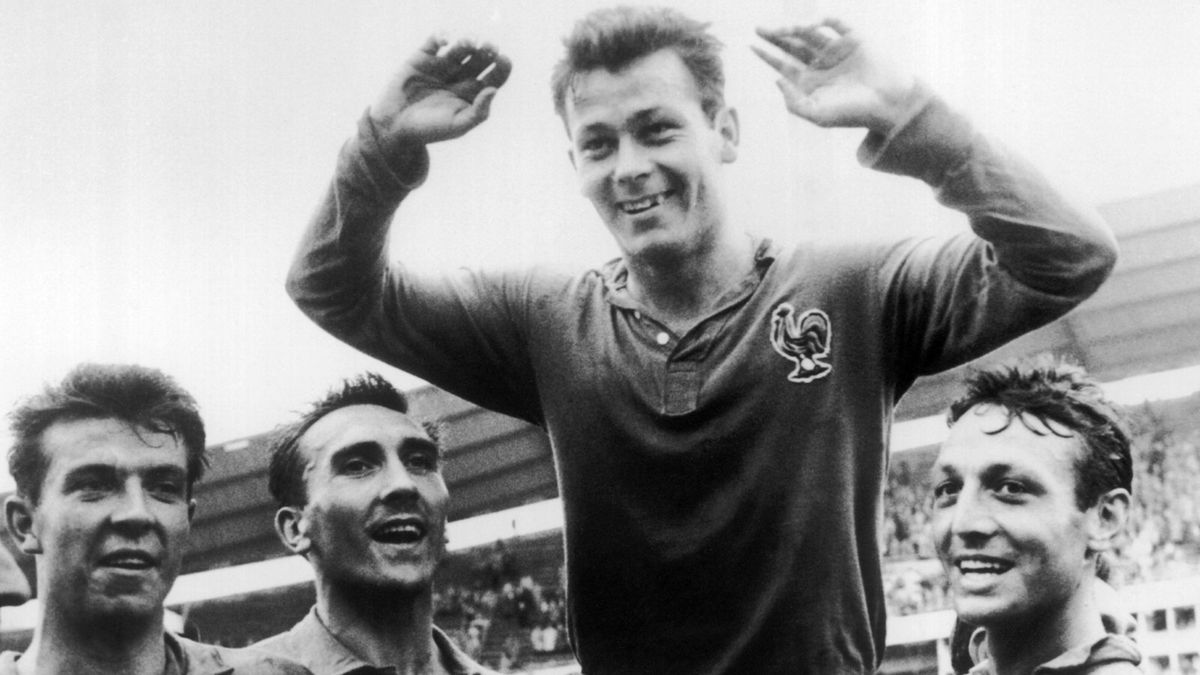 Just Fontaine na ramionach kolegów z reprezentacji Francji podczas MŚ 1958