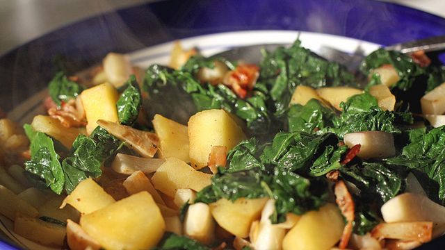 Liście rzepy gotowane z dodatkiem soli, odsączone