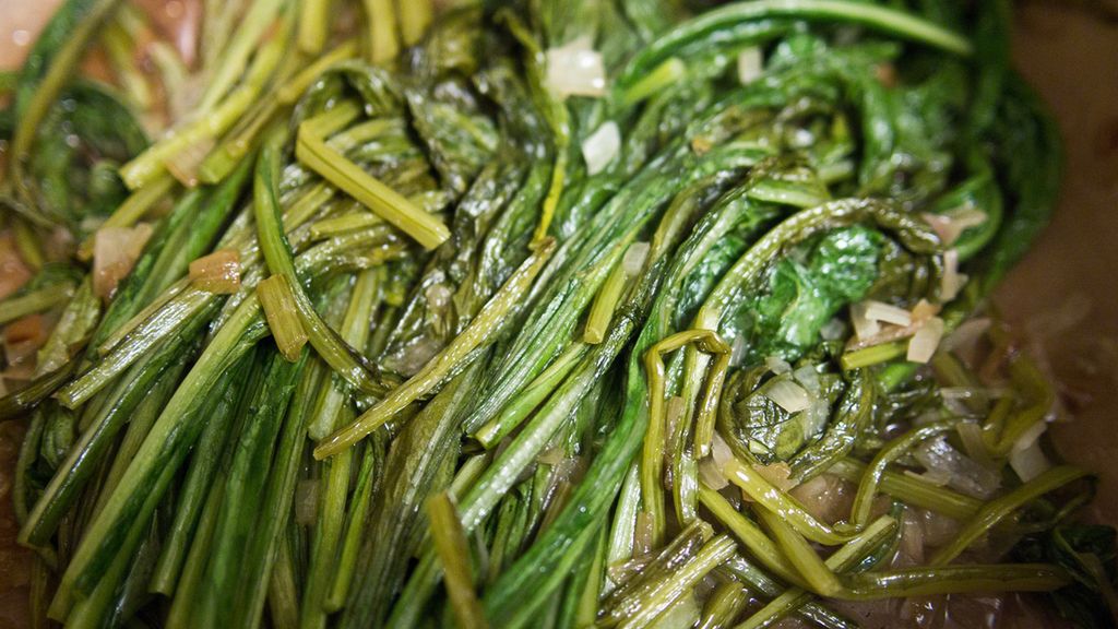 Mrożone liście rzepy gotowane z dodatkiem soli, odsączone