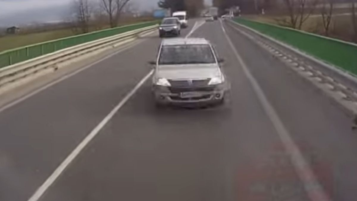 Kierowca dacii zasnął za kierownicą 