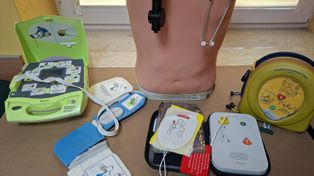 Defibrylatory są, ale często zamknięte. Eksperci wskazują na problem w Warszawie