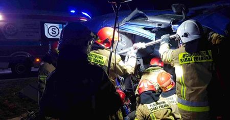 Zderzenie samochodu osobowego i ciężarowego w miejscowości Obrazów [Galeria]