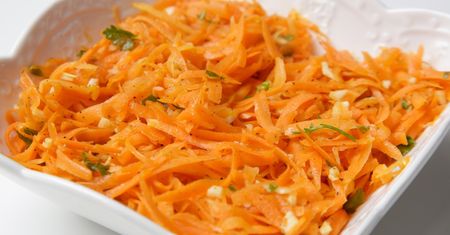 Nie ananas i nie jabłko. Babcia wrzuca inny owoc do surówki z marchewki i jest obłędna