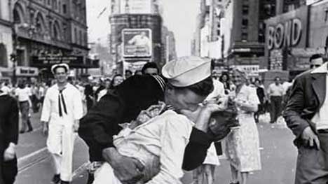 Historia ukryta za zdjęciem: Alfred Eisenstaedt i legendarny pocałunek 1