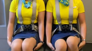 Dziwna pozycja stewardes w samolocie. Robią to celowo