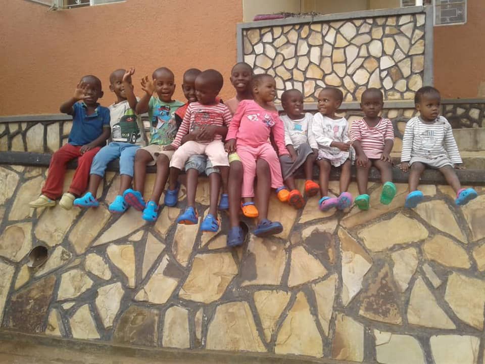 Dzieci cieszą się z podarowanych im butów