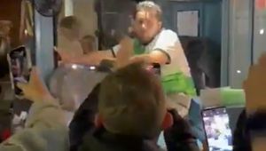 Kierowca autobusu stracił pracę. Powód? Spójrzcie na koszulkę