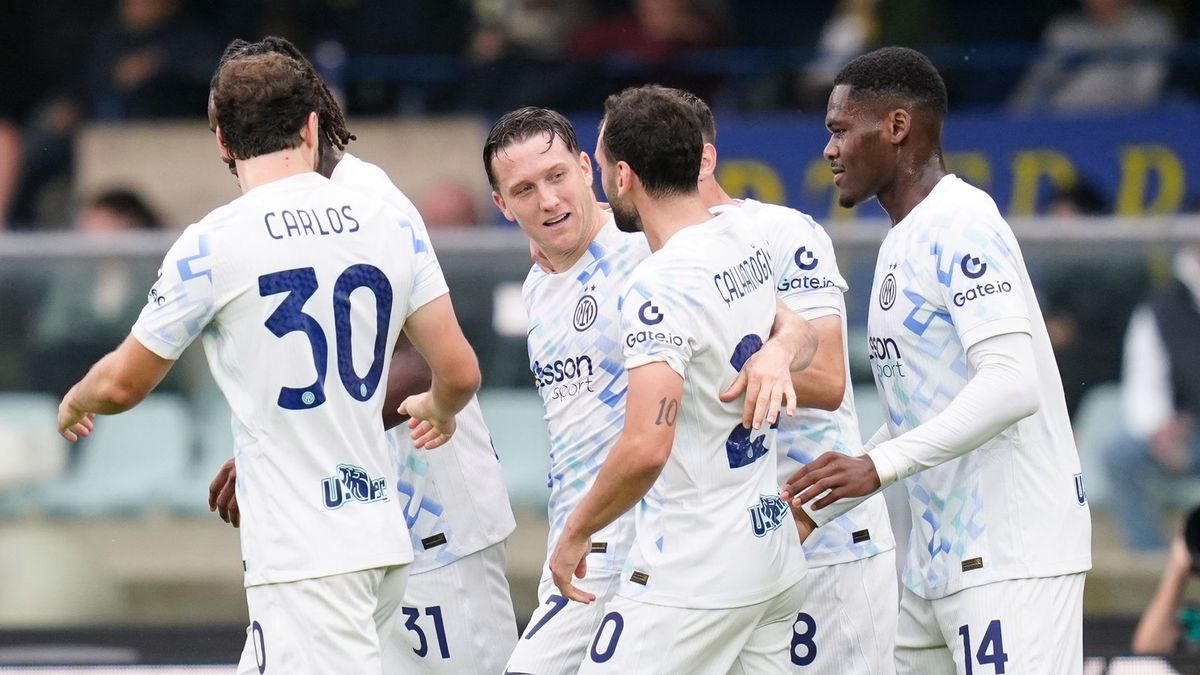 Getty Images / Giuseppe Maffia/NurPhoto / Piotr Zieliński (Inter Mediolan) z zespołem