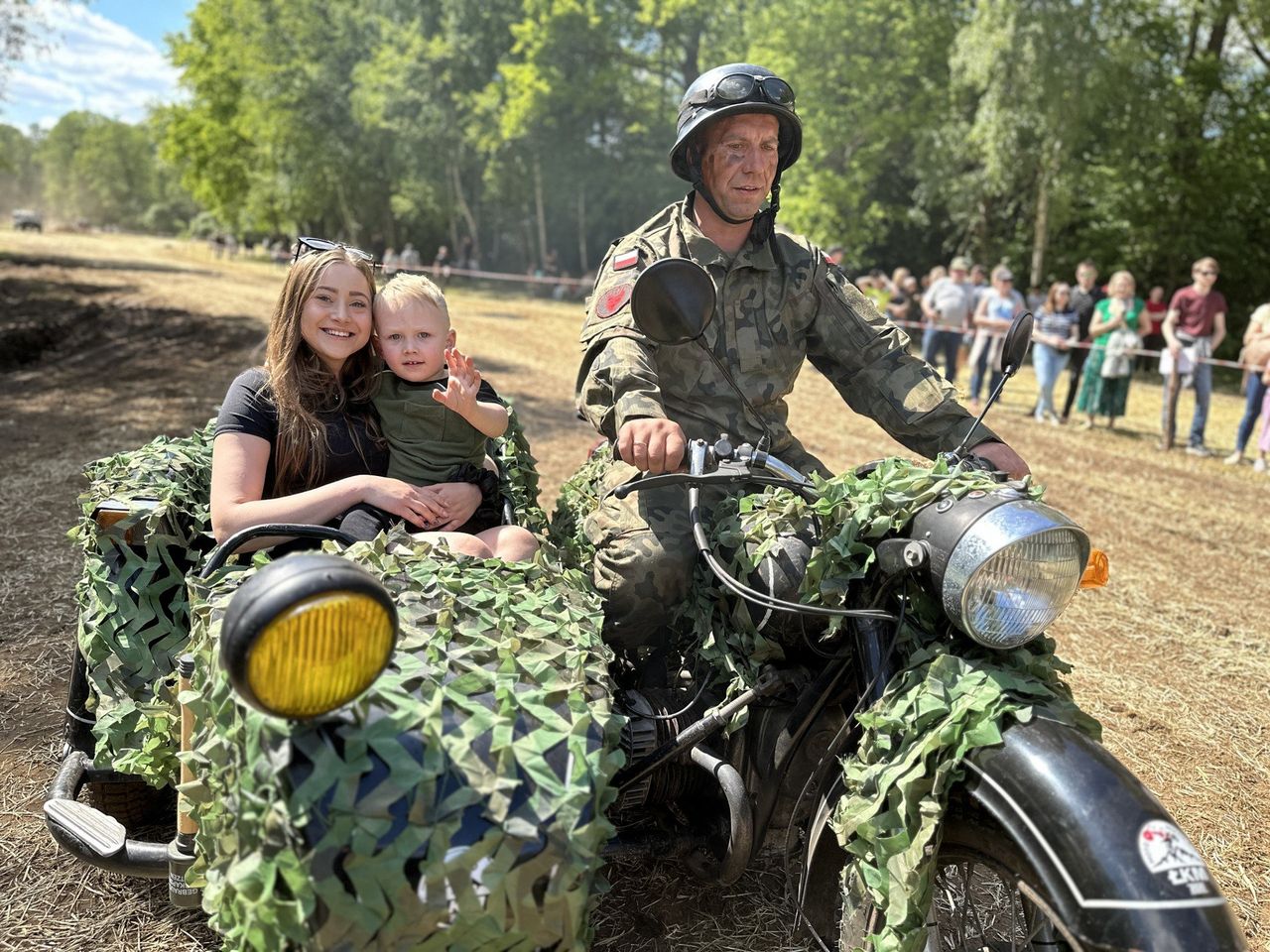 Piknik wojskowy w gminie Szczerców. Czołg i helikopter w akcji