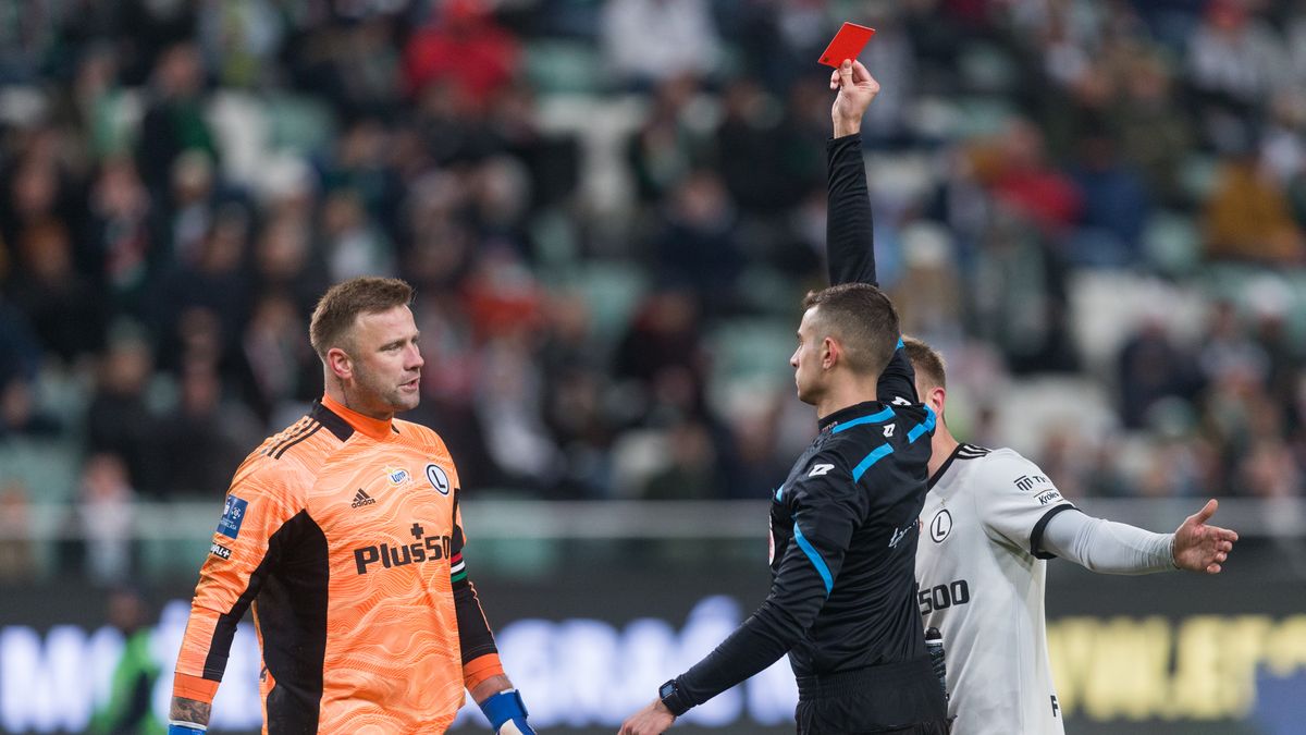Lukasz Kuzma,Artur Boruc (Legia) during the PKO Ekstraklasa, polish football match between Legia Warsaw v Warta Poznan, in Warsaw, Poland, on February 13, 2022. (Photo by Foto Olimpik/NurPhoto via Getty Images)