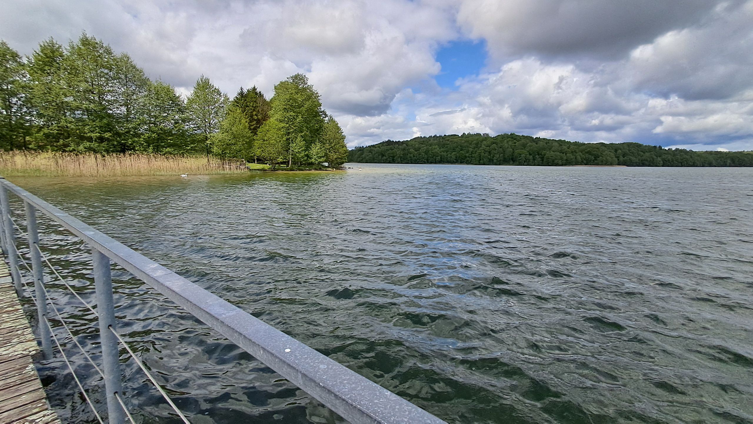 nad wodą panuje cisza i spokój
