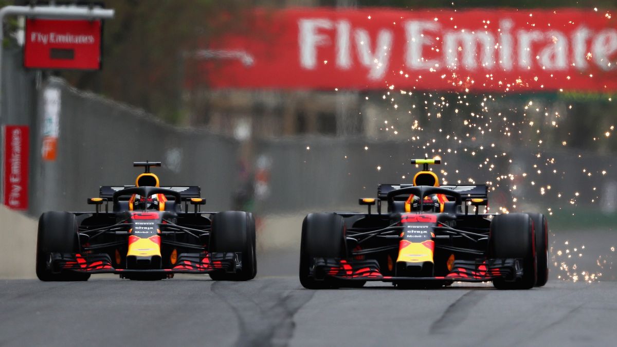 Zdjęcie okładkowe artykułu: Materiały prasowe / Aston Martin Red Bull Racing / Na zdjęciu: walka Red Bulli podczas rundy w Baku 