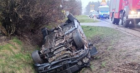 Mercedes dachował w rowie. Młody kierowca zginął na miejscu