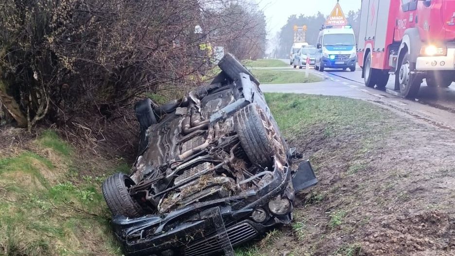 Mercedes dachował w rowie. Młody kierowca zginął na miejscu 