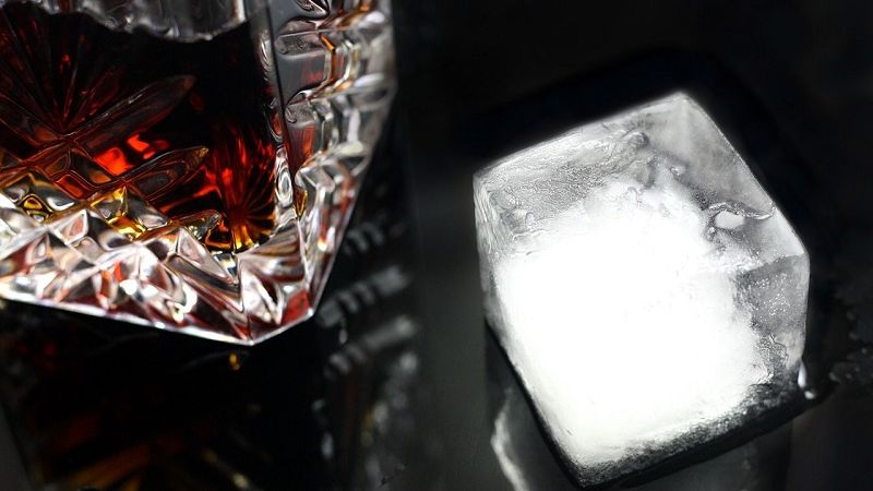 whisky kostka lodu drink