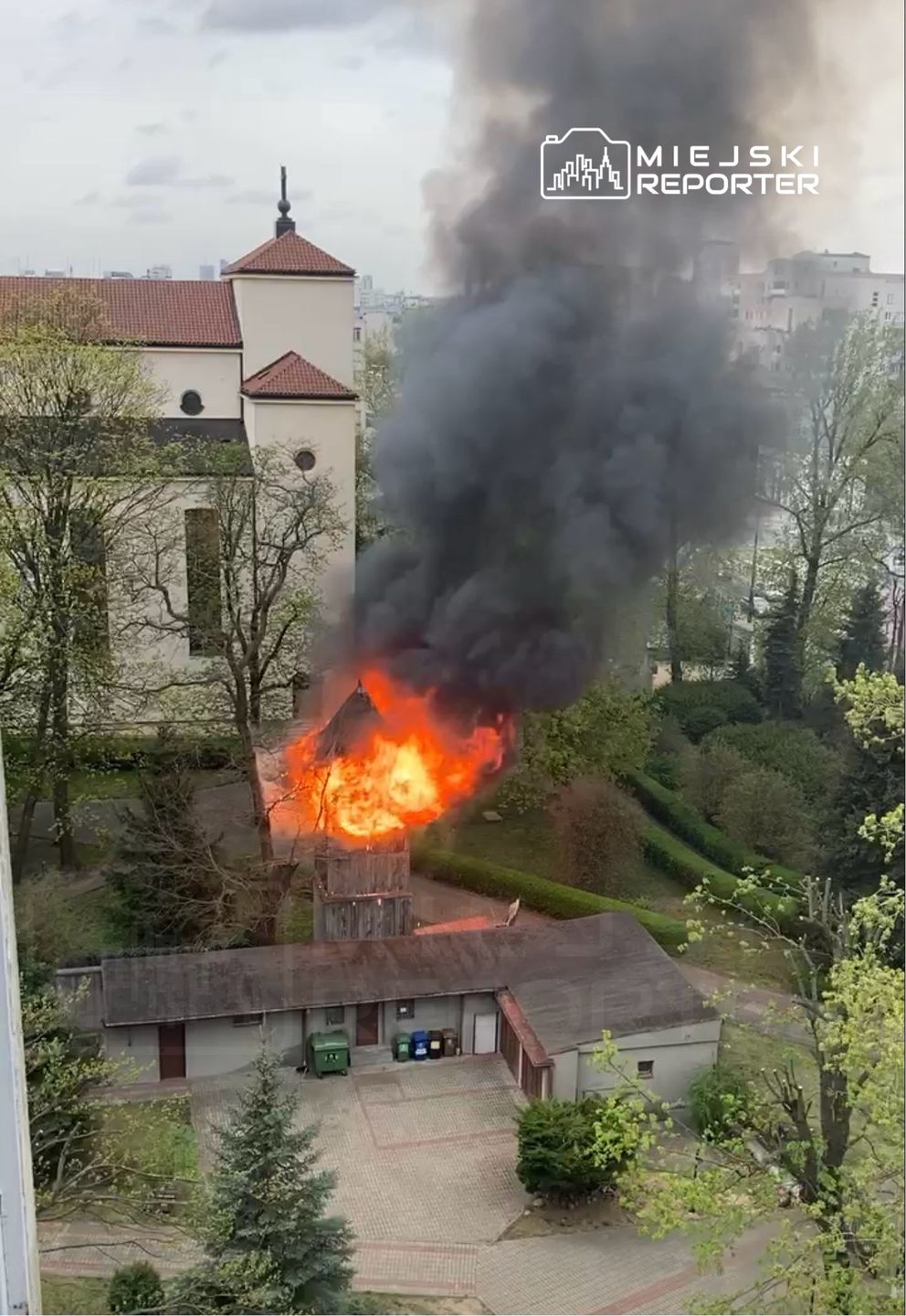 Zabytkowa dzwonnica podpalona