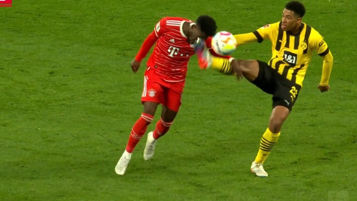 WP SportoweFakty / Viaplay / Na zdjęciu: Bellingham fauluje Daviesa