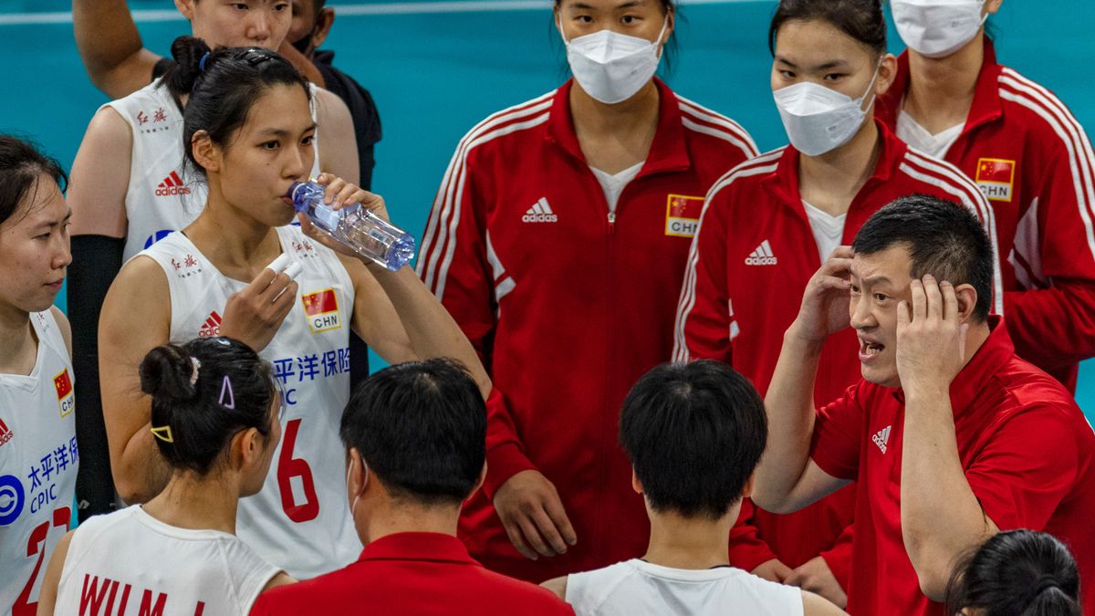 Zdjęcie okładkowe artykułu: Getty Images / Ezra Acayan / Na zdjęciu: siatkarki reprezentacji Chin grające w maseczkach