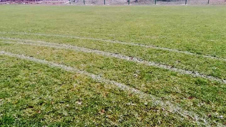 Zdjęcie okładkowe artykułu: Twitter / Michał Sagrol / Na zdjęciu: zniszczona murawa na stadionie w Rytlu