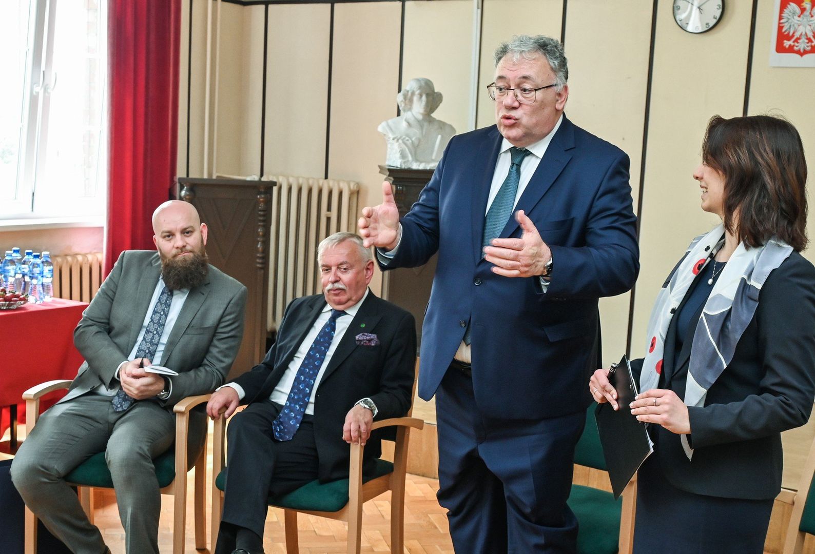 W piątek, 23 maja, w II LO w Bydgoszczy odbyła się konferencja prasowa, podczas której przedstawiciele korpusu dyplomatycznego opowiedzieli o tym, jak w praktyce wygląda praca w dyplomacji, jakie umiejętności są potrzebne oraz jakie ścieżki kariery otwiera przed młodzieżą kształcenie w tym kierunku. 
