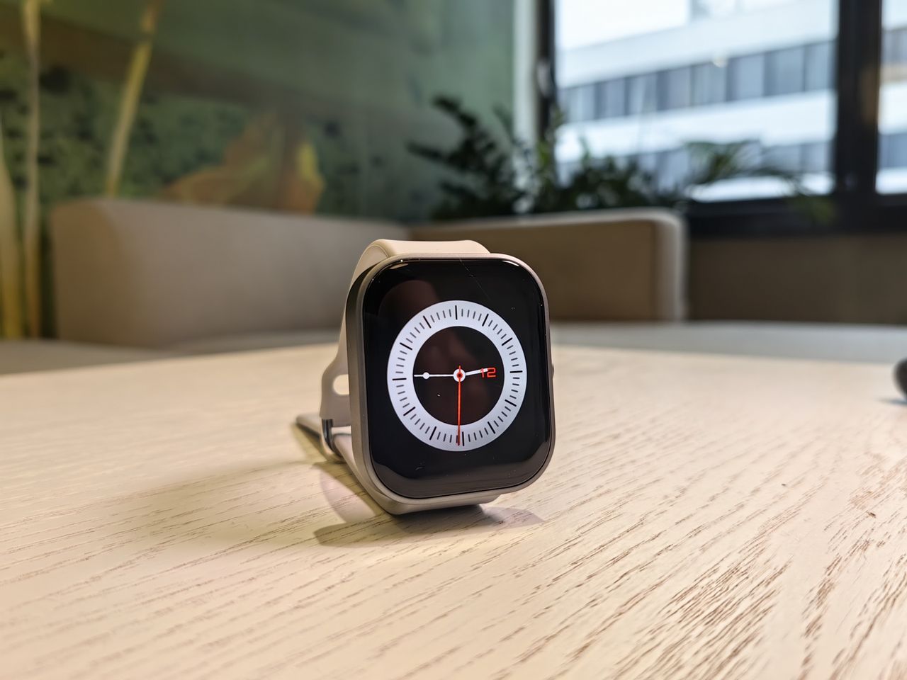 CMF Watch Pro może przez cały czas wyświetlać bieżącą godzinę