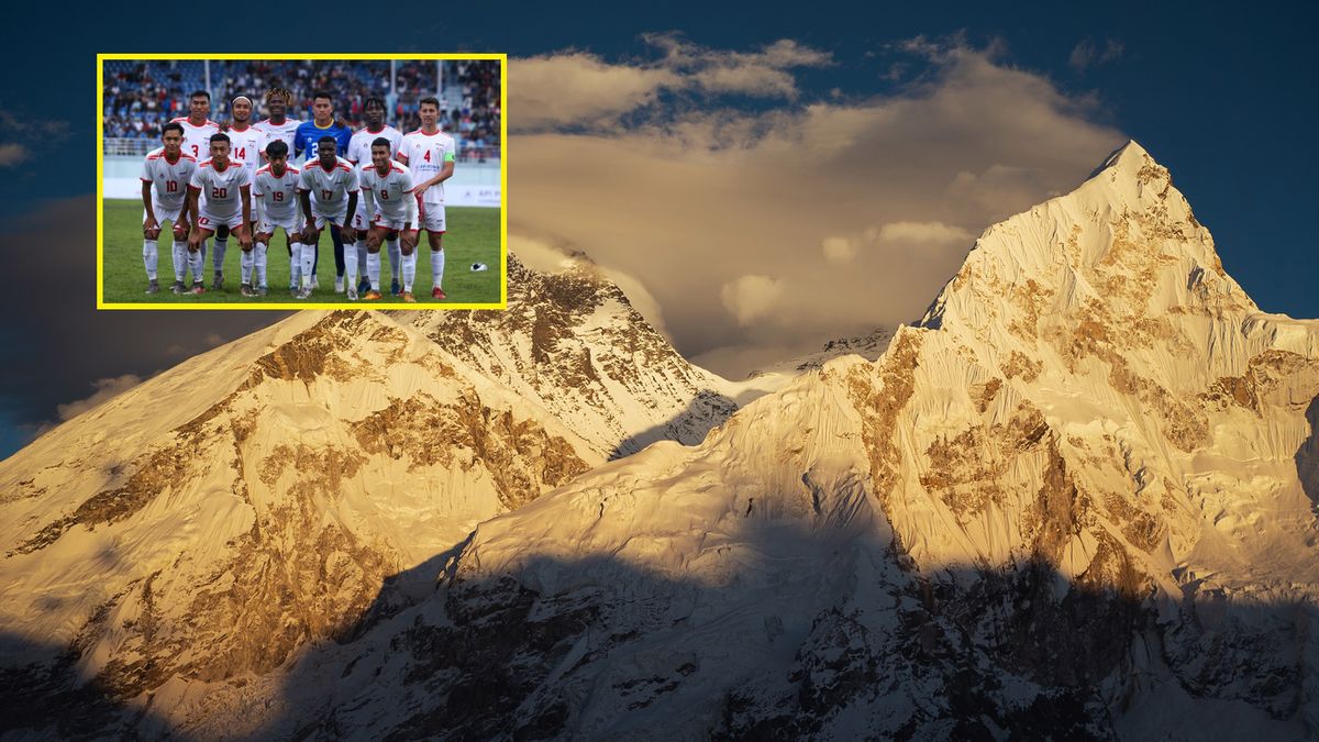 Getty Images / Na zdjęciu: Mount Everest / małe zdjęcie: nepalska drużyna Church Boys United