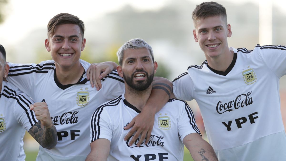 Paulo Dybala (z lewej), Kun Aguero (w środku) i Juan Foyth (z prawej)